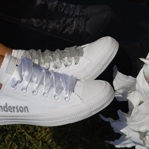 Sneakers Converse da matrimonio personalizzate, Scarpe da ginnastica da sposa personalizzate Converse da sposa personalizzate, Converse bianche personalizzate con nome e data immagine 3