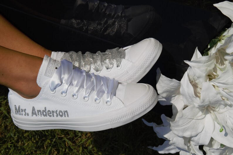 Sneakers Converse da matrimonio personalizzate, Scarpe da ginnastica da sposa personalizzate Converse da sposa personalizzate, Converse bianche personalizzate con nome e data immagine 3