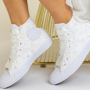 VENTE Converse pour la mariée, baskets montantes ivoire pour mariage, chaussures personnalisées pour la mariée Chaussures Converse personnalisées avec roses et dentelle image 7