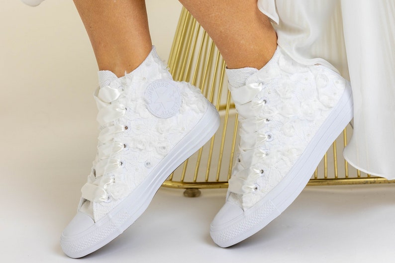 VENTE Converse pour la mariée, baskets montantes ivoire pour mariage, chaussures personnalisées pour la mariée Chaussures Converse personnalisées avec roses et dentelle image 7