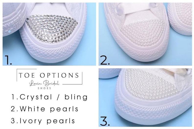 Pu&ograve; includere: Tre immagini ravvicinate di scarpe di tela bianche con diverse decorazioni sulla punta. La prima scarpa ha una punta con cristalli scintillanti, la seconda ha perle bianche e la terza ha perle avorio. Il testo "TOE OPTIONS" &egrave; visualizzato sopra le immagini, con il nome del marchio "Lovin Bridal SHOES" sotto. Le opzioni sono elencate come "1. Crystal / bling", "2. White pearls" e "3. Ivory pearls".