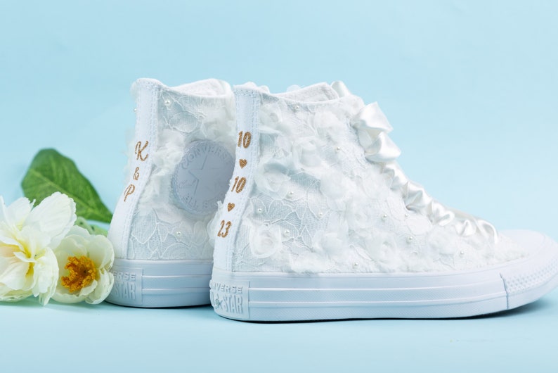 VENTE Converse pour la mariée, baskets montantes ivoire pour mariage, chaussures personnalisées pour la mariée Chaussures Converse personnalisées avec roses et dentelle image 6