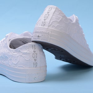 Chaussures Converse en dentelle blanche pour la mariée, Converse nuptiale blanche, superbes baskets de mariage mariage, cadeau de douche Converse baskets basses image 1