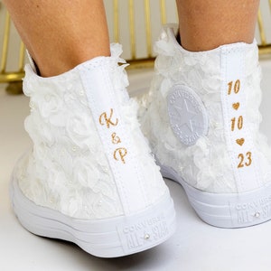 VENTE Converse pour la mariée, baskets montantes ivoire pour mariage, chaussures personnalisées pour la mariée Chaussures Converse personnalisées avec roses et dentelle image 2