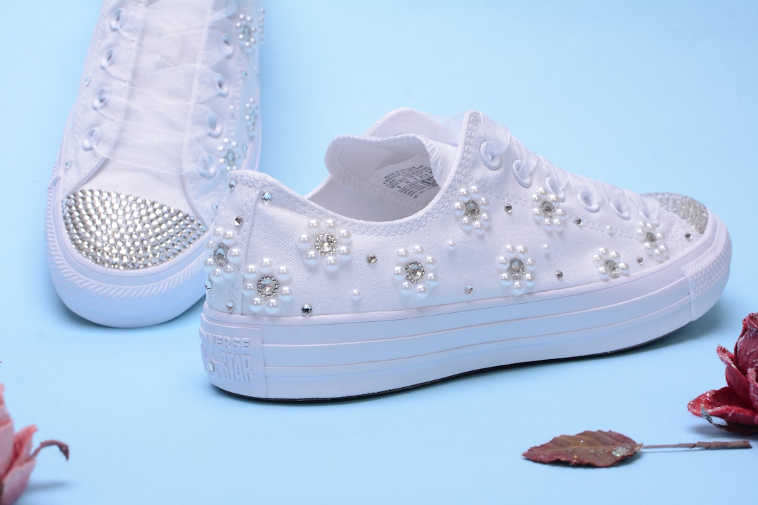 Converse blancas top con estrellas doradas