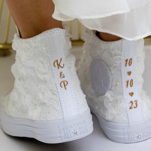 VENTE Converse pour la mariée, baskets montantes ivoire pour mariage, chaussures personnalisées pour la mariée Chaussures Converse personnalisées avec roses et dentelle image 5