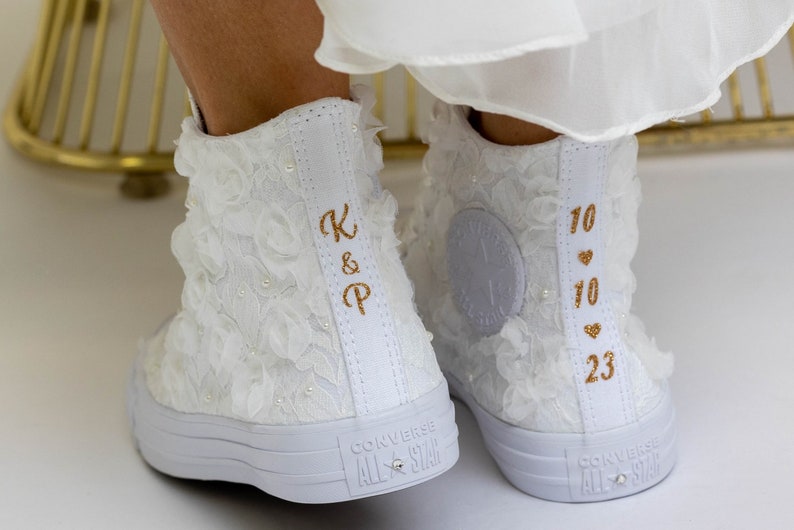 VENTE Converse pour la mariée, baskets montantes ivoire pour mariage, chaussures personnalisées pour la mariée Chaussures Converse personnalisées avec roses et dentelle image 5