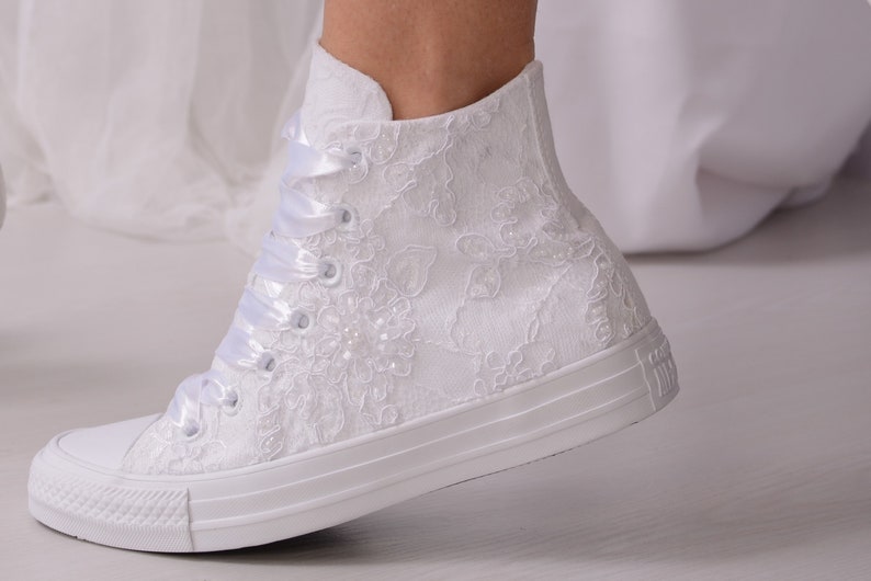 Zapatillas de boda blancas de lujo para novia, top alto converse de encaje, zapatillas altas nupciales con encaje de Dubai imagen 1