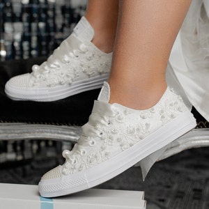 Converse de luxo para noiva com contas na cor marfim, sapatos de casamento na cor marfim, tênis na cor marfim, tênis na cor marfim, tênis para noiva