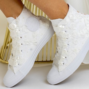 VENTE Converse pour la mariée, baskets montantes ivoire pour mariage, chaussures personnalisées pour la mariée Chaussures Converse personnalisées avec roses et dentelle image 4