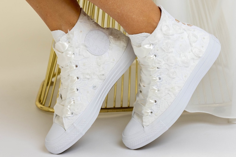 VENTE Converse pour la mariée, baskets montantes ivoire pour mariage, chaussures personnalisées pour la mariée Chaussures Converse personnalisées avec roses et dentelle image 4