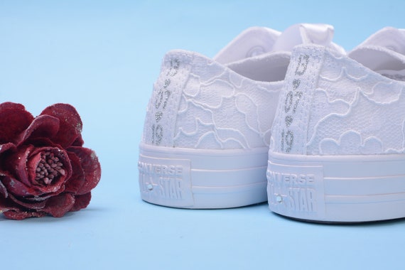 Weiße Spitze Converse Schuhe für Braut, weiße Converse, Awesome Hochzeits Trainer Hochzeit, Converse niedrigen Top Sneaker Dusche Geschenk Weiße Spitze Converse Schuhe für Braut, weiße Converse, Awesome Hochzeits Trainer Hochzeit, Converse niedrigen Top Sneaker Dusche Geschenk