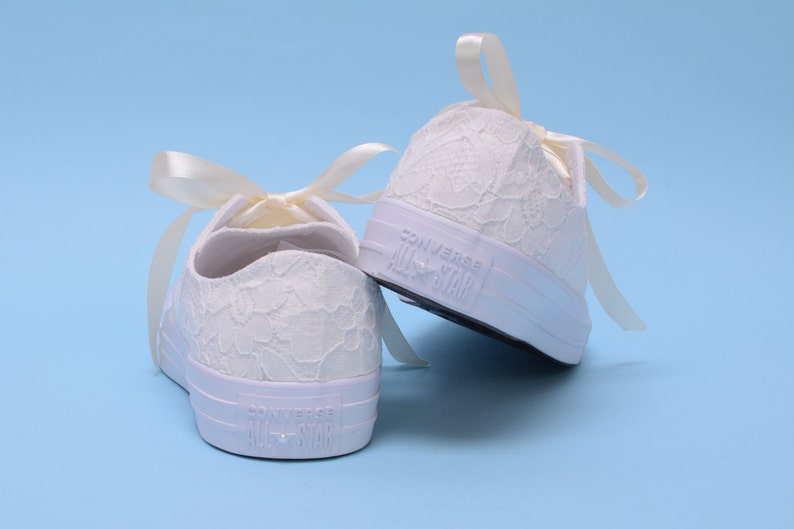 Chaussures Converse mariage dentelle ivoire pour mariée, baskets Converse mariée, chaussures de tennis de demoiselle d'honneur, baskets de mariage génial image 4