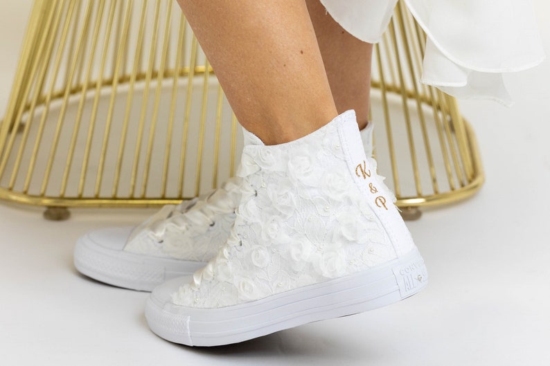 VENTE Converse pour la mariée, baskets montantes ivoire pour mariage, chaussures personnalisées pour la mariée Chaussures Converse personnalisées avec roses et dentelle image 1