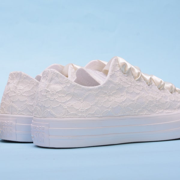 Ivoorkleurige kanten sneakers voor bruid, bruidssneakers, lage witte monochrome Chuck Taylor voor receptie