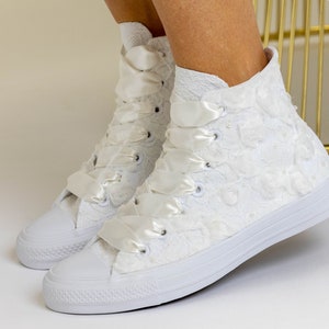 VENTE Converse pour la mariée, baskets montantes ivoire pour mariage, chaussures personnalisées pour la mariée Chaussures Converse personnalisées avec roses et dentelle image 3