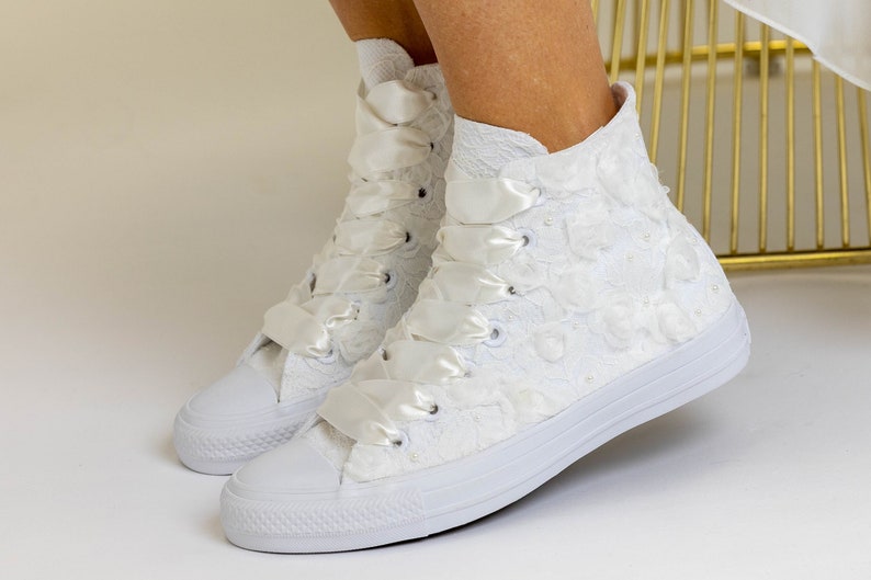 VENTE Converse pour la mariée, baskets montantes ivoire pour mariage, chaussures personnalisées pour la mariée Chaussures Converse personnalisées avec roses et dentelle image 3