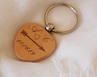 Porte clé coeur en bois personnalisé par gravure, cadeau Fête des Mères ou mariage personnalisable pour invités, témoins, prix / quantité