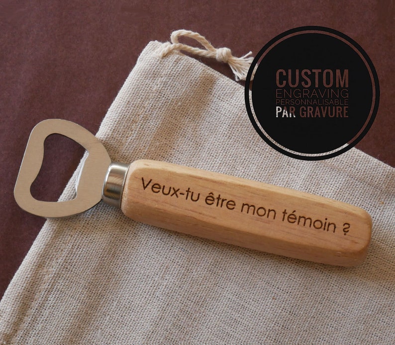 Décapsuleur en bois personnalisable par gravure, un cadeau mariage pour invité témoin à personnaliser, rustic wedding party gift image 1