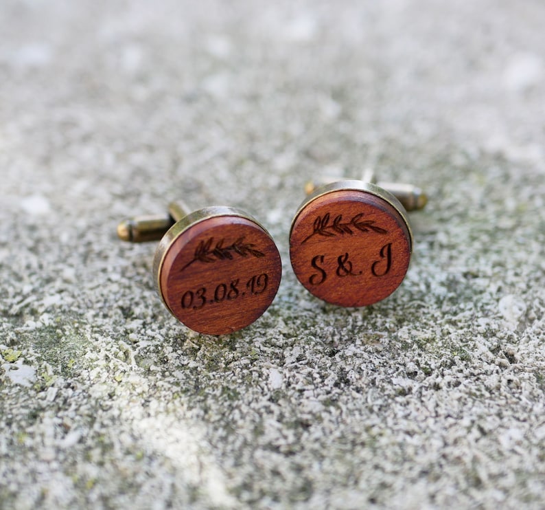 Boutons de manchette en bois sertis laiton vielli, personnalisés par gravure, assortis à nos noeuds papillons, cadeau homme mariage témoin image 2