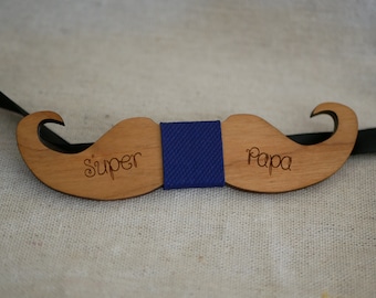 Noeud papillon moustache bois naturel artisanal Merisier à personnaliser ruban et nom gravé, cadeau mariage homme témoin