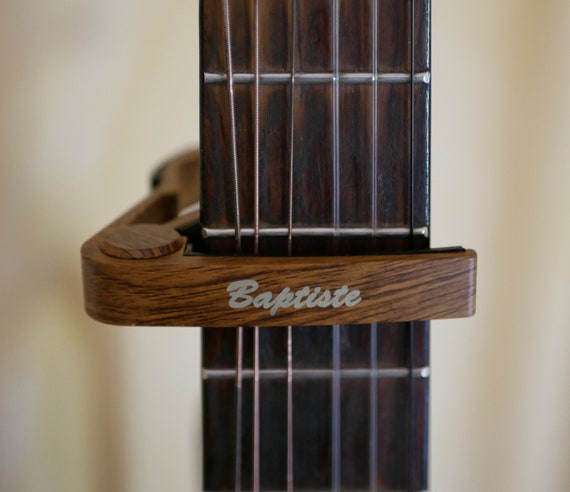 Capo personnalisable par gravure en aluminium imitation bois, accessoire  guitare en cadeau pour un musicien, capodastre personnalisable -  France