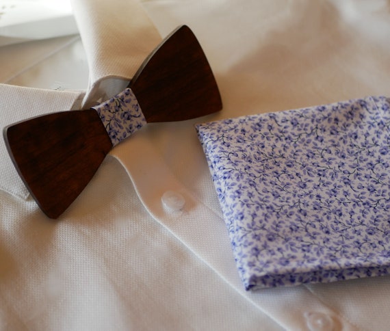 Noeud papillon bois pochette Liberty fleurs bleues, noeud à / personnaliser et graver / à cadeau accessoire homme mariage / wedding party gift af81a2 Noeud papillon bois pochette Liberty fleurs bleues, noeud à / personnaliser et graver / à cadeau accessoire homme mariage / wedding party gift af81a2