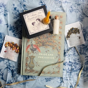 Stolz & Vorurteil Geschenkpaket - Jane Austen Geschenk - Buch, 12 Kerzen, Tee, Luxus-Badesalz, Geschenk für Buchliebhaber, Geschenk für Jane Austen Fan