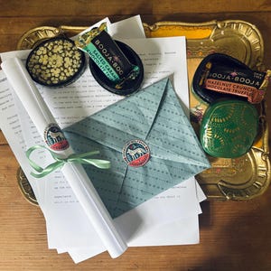 Randka w ciemno z wierszem - Zwój lub luksusowy pakiet prezentowy - Romantyczne, prowokujące do myślenia lub pocieszające doświadczenie poezji - Idealny prezent