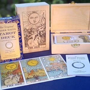 Jeu de tarot pour débutants. Le coffret cadeau de cartes de tarot, 78 cartes + un sac de tarots avec un livre + une boîte artisanale pour la Saint-Valentin