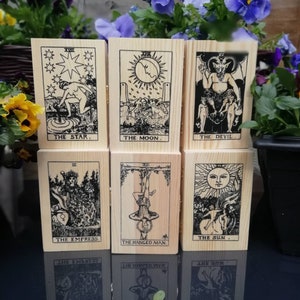 Caja de cartas del tarot con 13 diseños, hecha a mano. Para guardar tus cartas. Con bisagras con un cierre de metal en el frente.