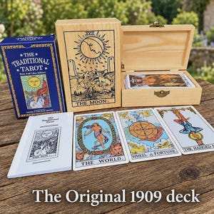 以下が含まれることがあります： The Traditional Tarotと書かれた青い箱、月のカードのイラストが描かれた木箱、説明書、そして「世界」、「運命の輪」、「吊るされた男」の3枚のカードを含むタロットカードセット。