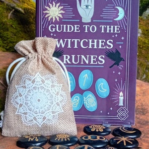 Juego de regalo de piedras rúnicas de Witches Runes: guía de 32 páginas y bolsa de yute - Tarot de piedras rúnicas