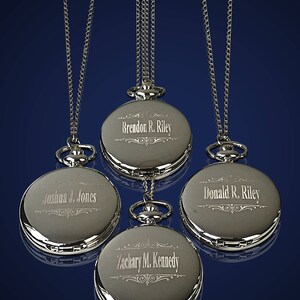 Puede incluir: Cuatro relojes de bolsillo plateados con cadenas, cada uno grabado con un nombre diferente: Brendon R. Riley, Joshua J. Jones, Donald R. Riley y Zachary M. Kennedy.