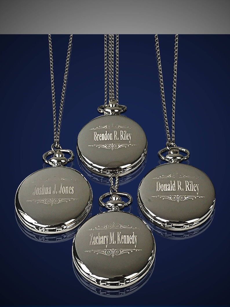 Puede incluir: Cuatro relojes de bolsillo plateados con cadenas, cada uno grabado con un nombre diferente: Brendon R. Riley, Joshua J. Jones, Donald R. Riley y Zachary M. Kennedy.