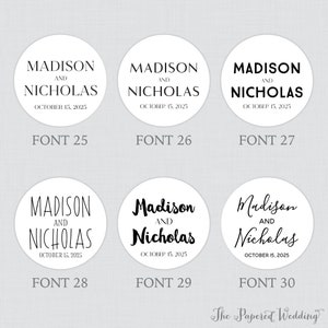 Puede incluir: Seis estilos de fuente diferentes para una invitaci&oacute;n de boda o una tarjeta de guardar la fecha. El texto dice "Madison y Nicholas" con la fecha "15 de octubre de 2025".