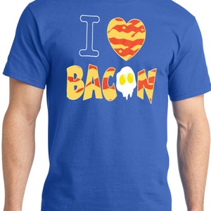 Puede incluir: Una camiseta azul real con el texto "I love bacon" en amarillo y rojo. La palabra "bacon" est&aacute; estilizada con un huevo frito en la "O".
