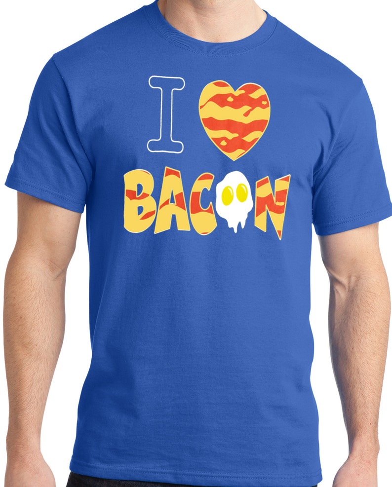 Puede incluir: Una camiseta azul real con el texto "I love bacon" en amarillo y rojo. La palabra "bacon" est&aacute; estilizada con un huevo frito en la "O".