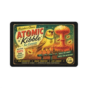Puede incluir: Un anuncio de estilo vintage para "Atomic Kibble" para canarios. La imagen presenta un canario amarillo posado en una percha verde, con una nube en forma de hongo en el fondo. El texto incluye "Breeder's Choice" y "Peso neto 2,27 kg."