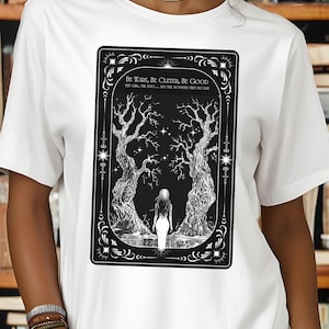 Camiseta One Dark Window: camiseta unisex de manga larga, teñida en prenda, estilo literario, con diseño de cartas del Tarot, ideal para libros y fantasía.
