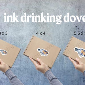 Op de afbeelding: Drie bruine notitieboekjes met spiraalbinding, elk met een sticker van een glazen fles met een blauw en wit bloemenpatroon in verschillende formaten. De notitieboekjes zijn gelabeld met de afmetingen 3 x 3, 4 x 4 en 5,5 x 5,5 inch.