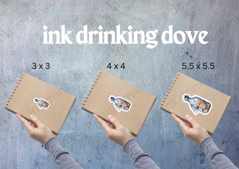 Op de afbeelding: Drie bruine notitieboekjes met spiraalbinding, elk met een sticker van een glazen fles met een blauw en wit bloemenpatroon in verschillende formaten. De notitieboekjes zijn gelabeld met de afmetingen 3 x 3, 4 x 4 en 5,5 x 5,5 inch.