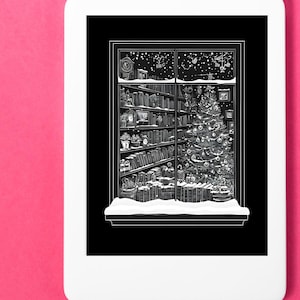 Puede incluir: Una ilustración en blanco y negro de una ventana con una estantería y un árbol de Navidad en su interior. La ventana está cubierta de nieve y la escena está iluminada por luces parpadeantes.