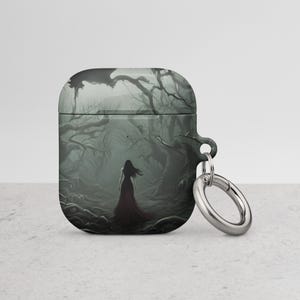 Könnte beinhalten: Ein schwarzes und graues Airpods-Case mit einer dunklen Waldszene und einer Frau in einem roten Kleid, die durch die Bäume geht. Das Case hat einen silbernen Metallring.