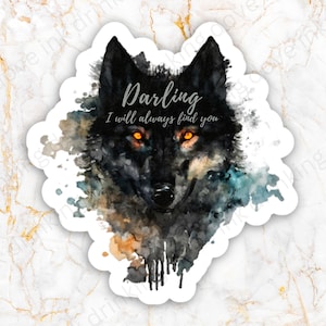 Puede incluir: Una pegatina con una ilustración de acuarela de la cabeza de un lobo. El lobo es negro con ojos naranja brillante, y el texto "Darling I will always find you" está encima de la cabeza del lobo. La pegatina tiene un borde blanco y un efecto acuarela.
