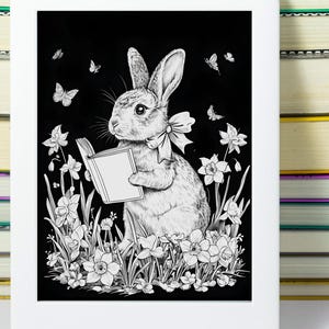 Puede incluir: Una ilustración en blanco y negro de un conejo sosteniendo un libro en un campo de flores. El conejo lleva un lazo y hay mariposas volando a su alrededor.
