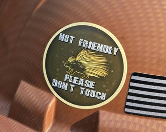 Vinyldekal "Inte vänlig" - Byggklistermärke - Hjälm, kylare, verktygslåda eller laptopdekal present