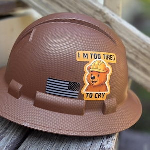 Adhesivo de vinilo de oso cansado para casco, hielera o portátil
