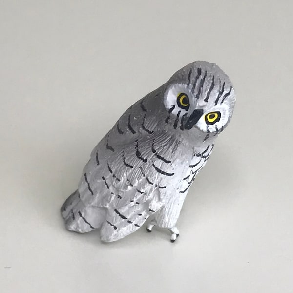 One Mini Dollhouse 1:12 Scale Resin Snowy Owl, Halloween Dollhouse