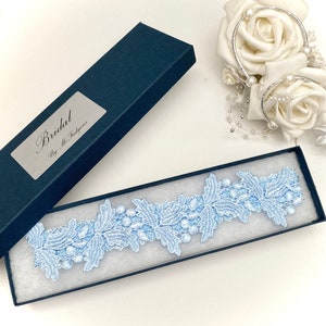 Jarretière de mariage bleu poudré. Dentelle guipure vigne en boîte. image 2